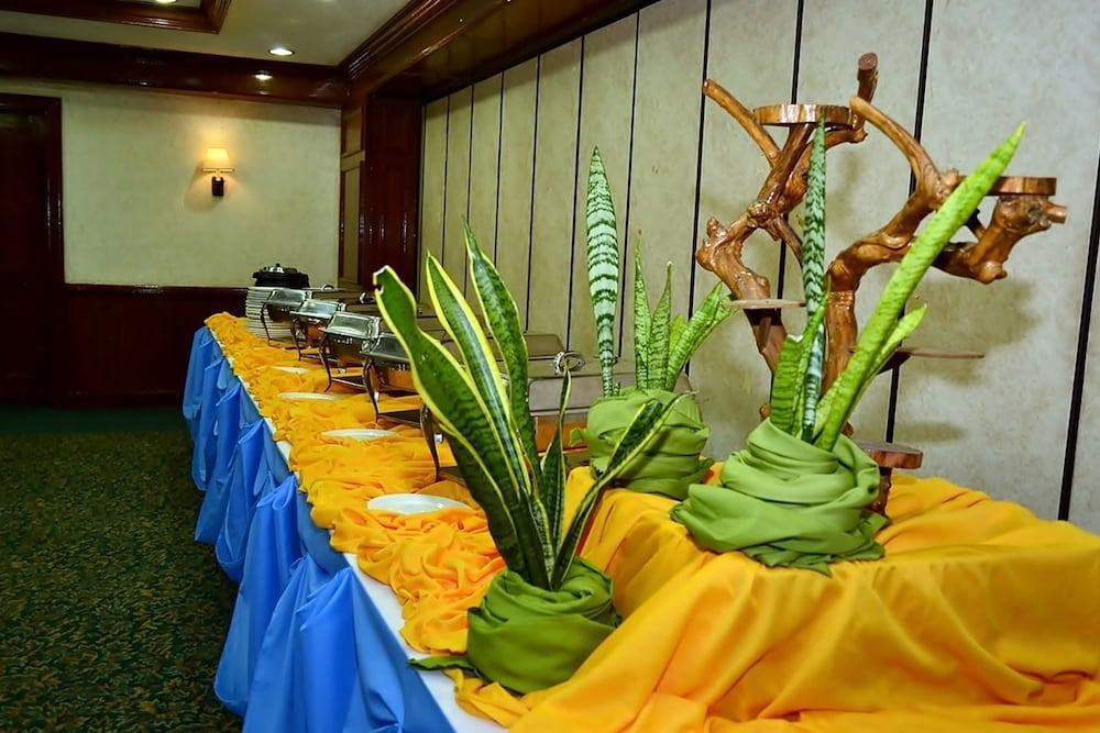 Days Hotel By Wyndham Batangas Exterior photo