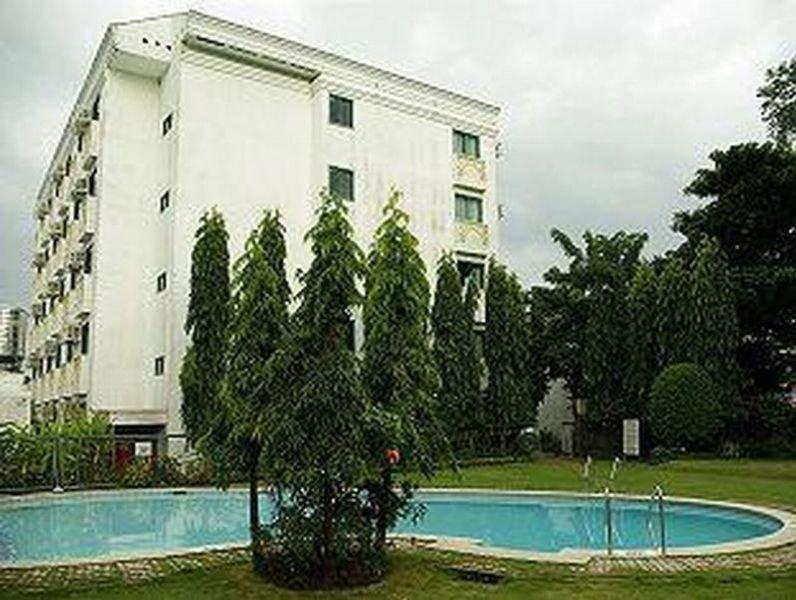 Days Hotel By Wyndham Batangas Exterior photo