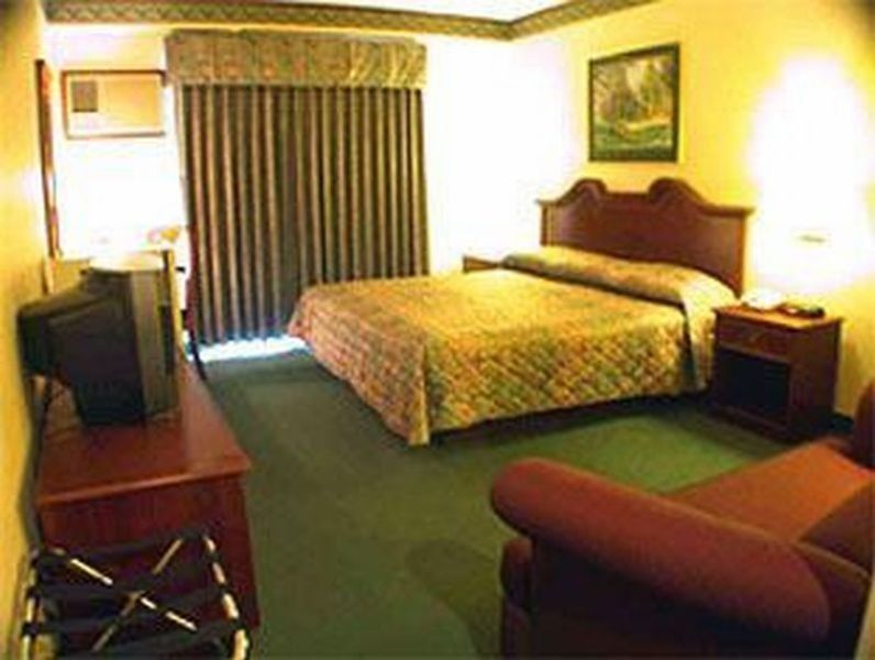Days Hotel By Wyndham Batangas Room photo
