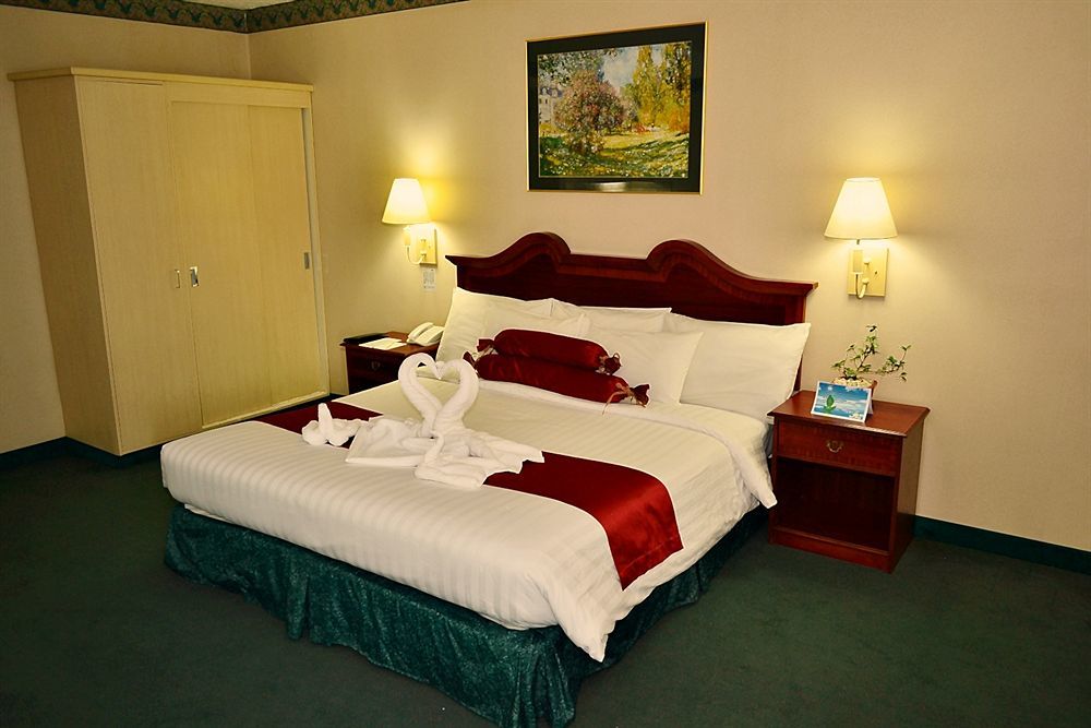Days Hotel By Wyndham Batangas Exterior photo