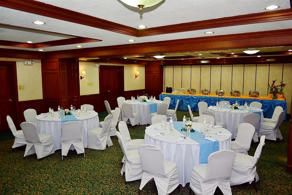 Days Hotel By Wyndham Batangas Exterior photo